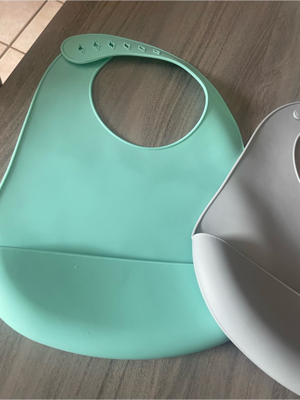 Set of 2 Silicone Baby Bibs with Food Catchers – Gray & Mint Green - Picture 3 of 3